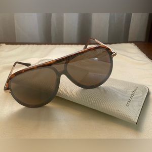 Oversized QUAY sunglasses with case